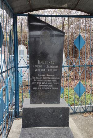 Grave-of-brodskaya-evgenia-davidovna-balti-jewish-cemetery-republic-of-moldova-2024-11-09-1.jpg