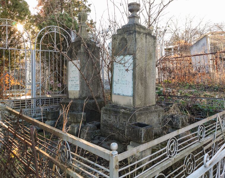 Файл:Grave-of-gutman-family-jewish-cemetery-balti-republic-of-moldova-2021-11-21-2.jpg