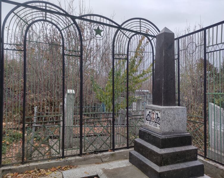 Файл:Grave-of-groysman-milik-khunovich-jewish-cemetery-balti-republic-of-moldova-2024-11-09-2.jpg