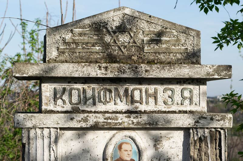 Файл:Grave-of-koyfman-zolman-yankelevich-jewish-cemetery-balti-republic-of-moldova-2025-04-14-2.jpg