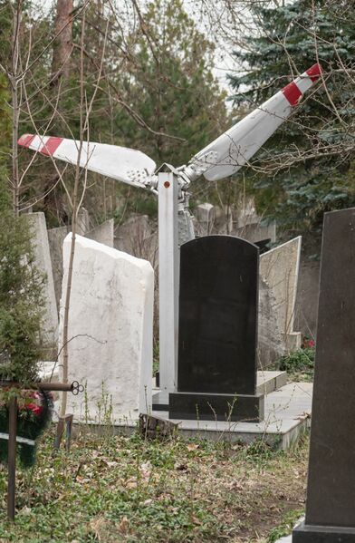 Файл:Grave-of-frunze-alexandr-georgievich-st-lazar-cemetery-chisinau-republic-of-moldova-2025-03-15-10.jpg