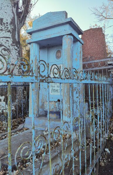 Файл:Grave-of-lantsman-manya-iosifovna-jewish-cemetery-balti-republic-of-moldova-2021-11-21-5.jpg