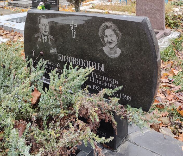 Файл:Grave-of-kozovyakin-family-st-lazar-cemetery-chisinau-republic-of-moldova-2024-11-23-1.jpg