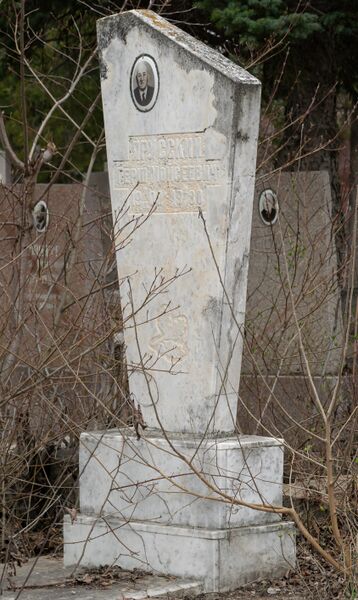 Файл:Grave-of-yarussky-gersh-moiseevich-st-lazar-cemetery-chisinau-republic-of-moldova-2025-03-15-1.jpg
