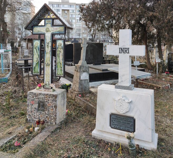 Файл:Grave-of-hamuraru-family-armenian-cemetery-chisinau-republic-of-moldova-2021-12-23-5.jpg