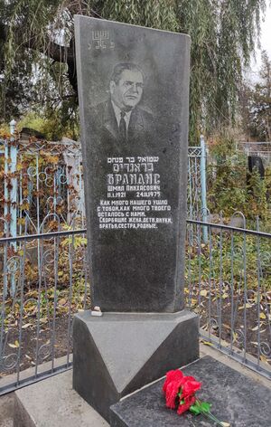 Grave-of-brandis-shmil-pinkhasovich-balti-jewish-cemetery-republic-of-moldova-2024-11-09-1.jpg