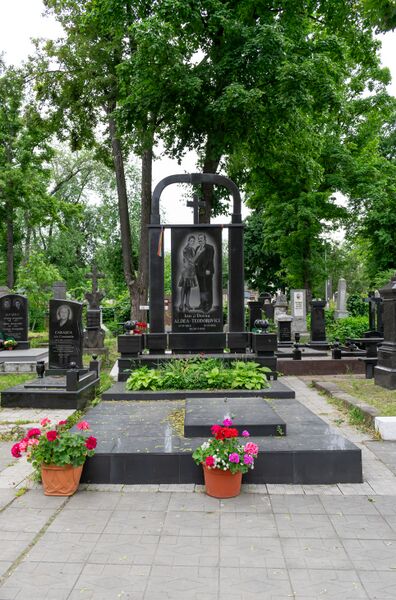 Файл:Grave-of-aldea-teodorovich-family-armenian-cemetery-chisinau-republic-of-moldova-2021-05-31-1.jpg