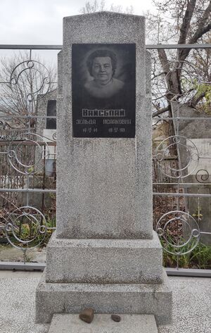 Grave-of-vaysblay-zelda-isaakovna-balti-republic-of-moldova-2024-11-09-1.jpg