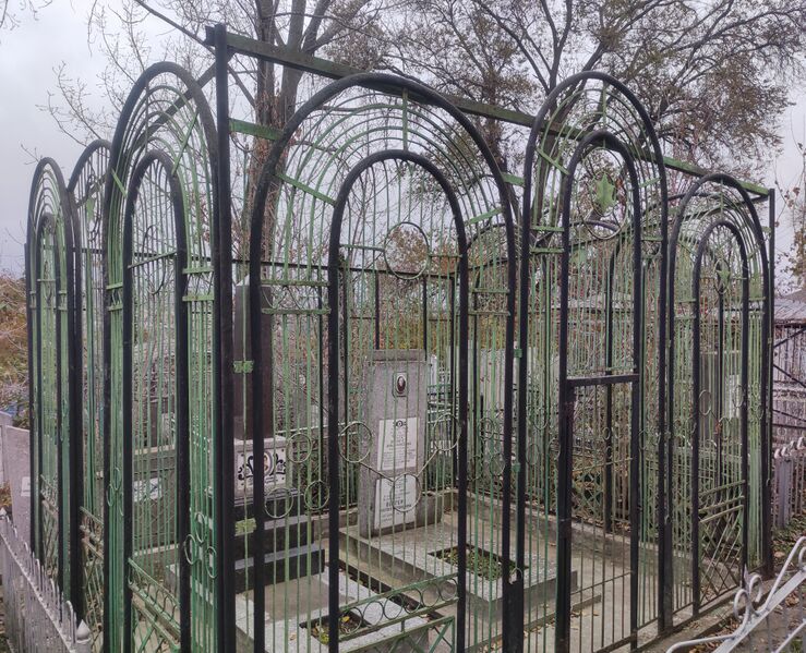Файл:Grave-of-venger-groysman-family-jewish-cemetery-balti-republic-of-moldova-2024-11-09-2.jpg