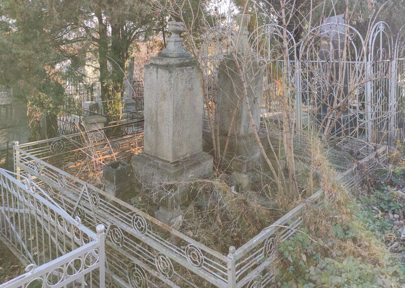 Файл:Grave-of-gutman-family-jewish-cemetery-balti-republic-of-moldova-2021-11-21-1.jpg