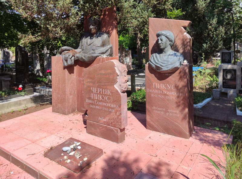 Файл:Grave-of-pikus-family-st-lazar-cemetery-chisinau-republic-of-moldova-2025-07-20-2.jpg