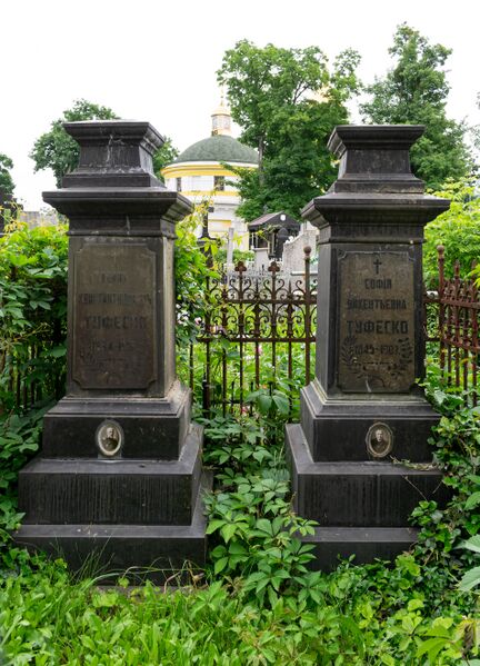 Файл:Grave-of-tufesko-family-armenian-cemetery-chisinau-moldova-2021-05-31-1.jpg