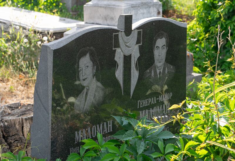 Файл:Grave-of-maloman-family-armenian-cemetery-chisinau-moldova-2024-07-30-5.jpg